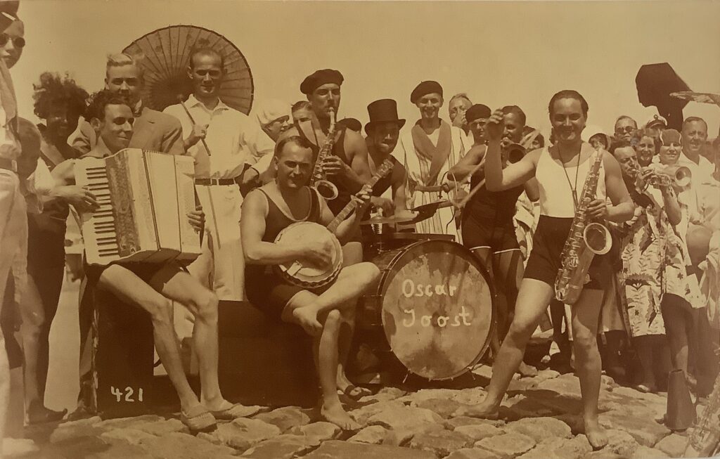 Nordseeinsel Borkum, 12. August 1926. Oscar Joost and his Diamonds. Als Zaungast: Lautensänger Karl Blume.