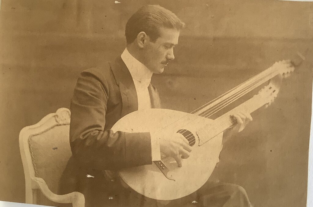 Komponist und Sänger Karl Blume mit Laute, ca. 1920