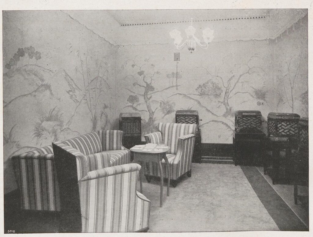 Voxhaus, Berlin. Vorführungsraum mit Grammophon-Spielern (1923).