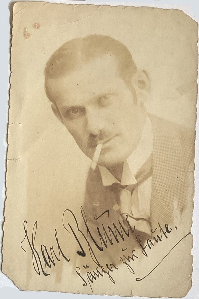 Karl Blume, mit Zigarette und Schlips, eine frühe Autogrammkarte