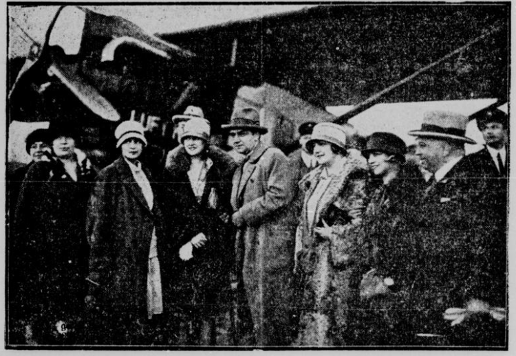 Düsseldorfer Filmwoche 1926: Filmstar Harry Piel kommt auf dem neueröffneten Flughafen an