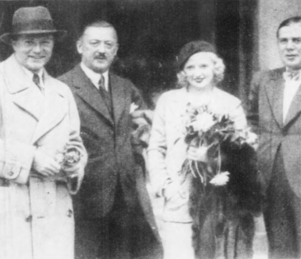 Der Düsseldorfer Kinobesitzer Fritz Genandt, zweiter von links, gerahmt von den beiden Filmstars Willy Fritsch und Rose Barsony (Foto, Juni 1932). 