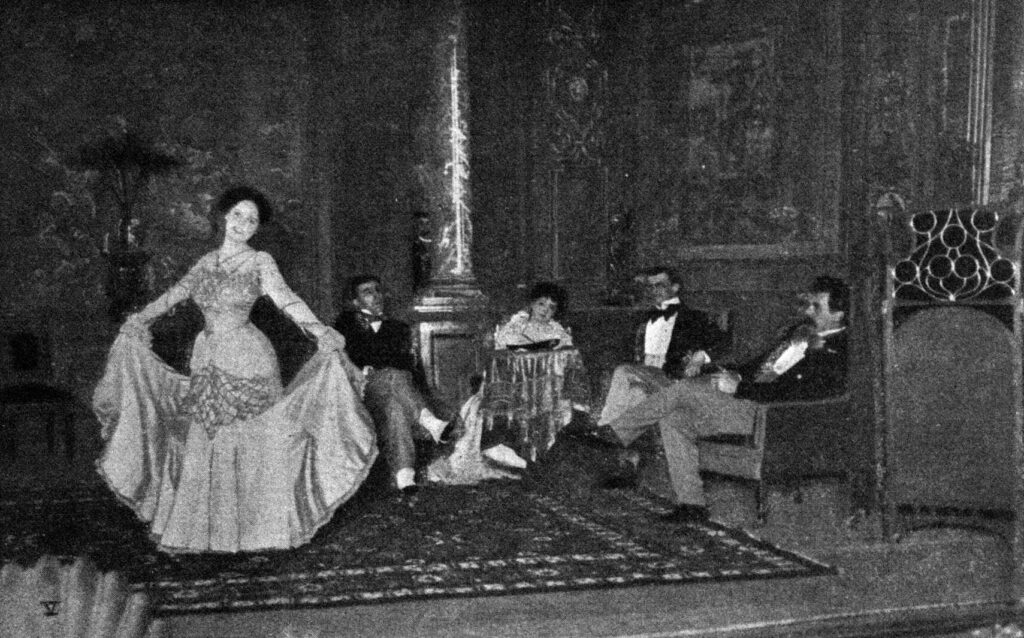 Olga d'Estrée singt, Wolzogen sitzt im Sofa (Wien 1901)