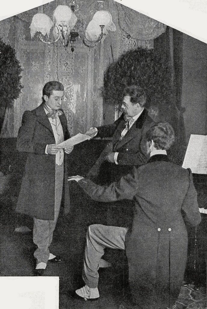 Koppel, Wolzogen und Straus (am Klavier) bei der Probevorstellung des "Bunten Theaters (Überbrettl)", Januar 1901 